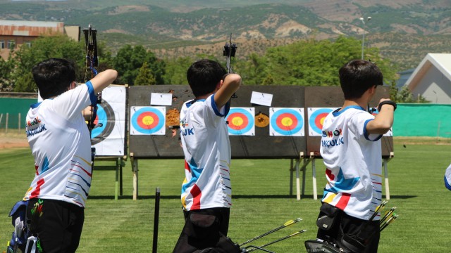 Bingölde okçular 19 Mayıs etkinliklerinde yarıştı