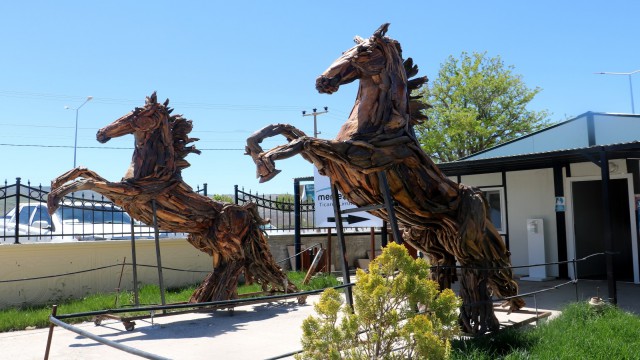 Binlerce odun parçası özenle seçildi, makine değmeden sanat eserine dönüştü