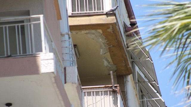 Bir dönemin rağbet gören evleri şimdilerde tehlike saçıyor