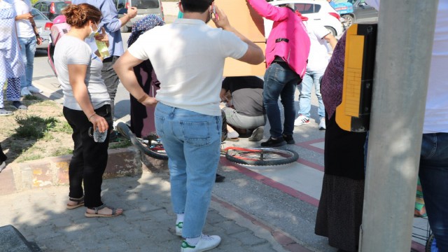 Bisikleti ile yaya geçidinden geçmek isterken otomobil çarptı