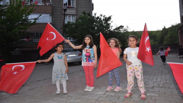 Bitliste dev Türk bayrağı eşliğinde İstiklal Marşı etkinliği