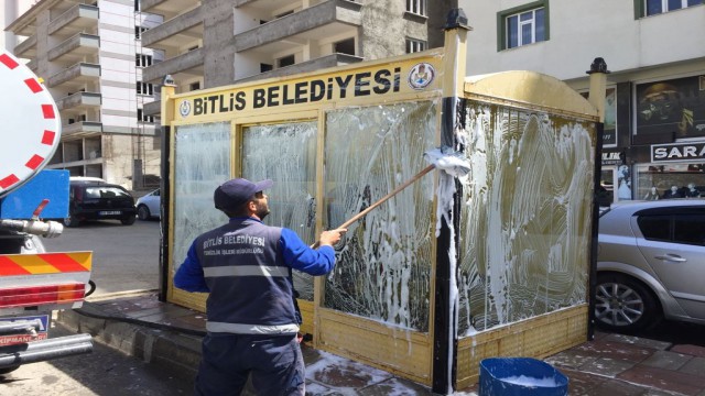 Bitliste otobüs durakları dezenfekte edildi