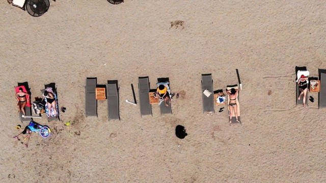 Bodrumda yerli ve yabancı turistler sahillere akın etti