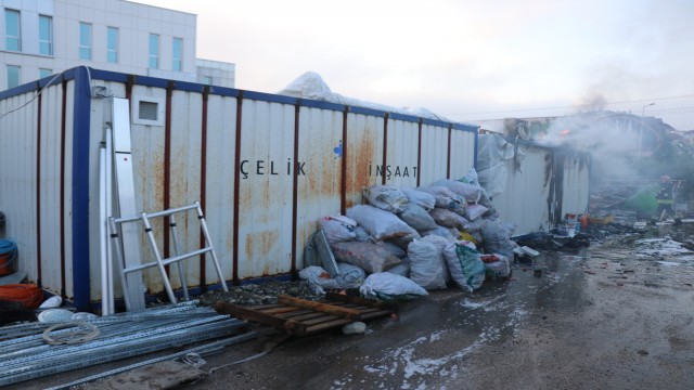Boluda, depo olarak kullanılan konteyner yangında kül oldu