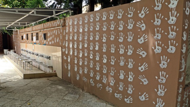 Boya kovasına ellerini batırıp caminin duvarlarını el izleriyle doldurdu