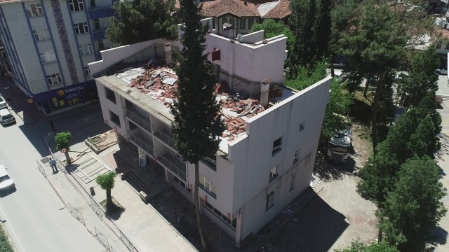 Boyabatta eski banka binasının yıkımına başlandı