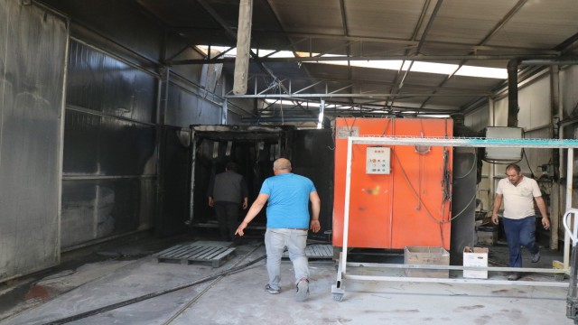 Boyahanede çıkan yangın itfaiye ekiplerince söndürüldü