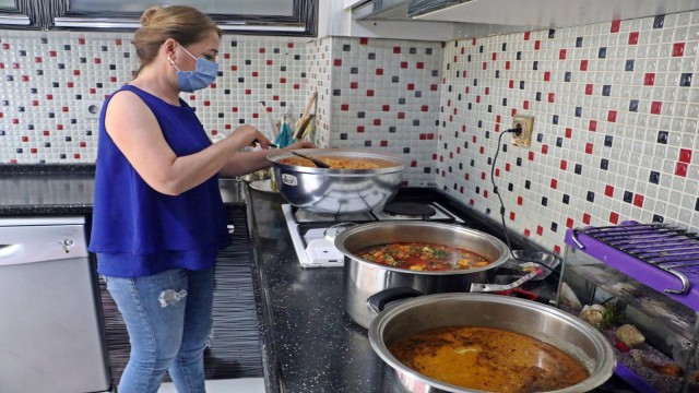 Bu mahallede her gün bir kadın komşuluk için 30 kişilik yemek yapıyor