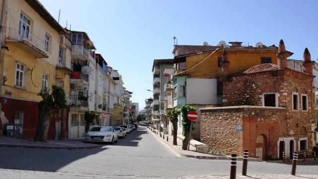 Bu sokağın iki ucu tarihe götürüyor