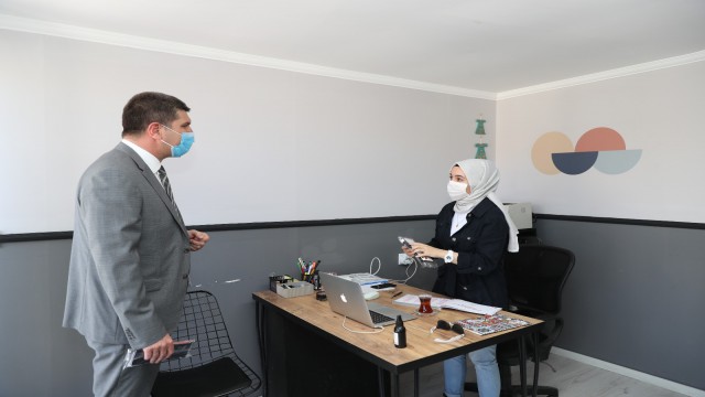 Burdur Belediyesi esnafa 2 bin adet bayrak dağıttı