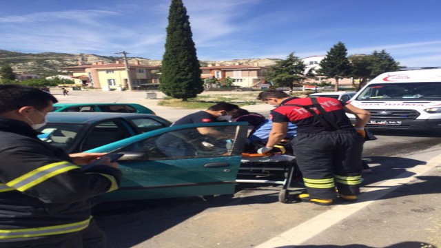 Burdurda trafik kazasında otomobil devrildi: 2 yaralı