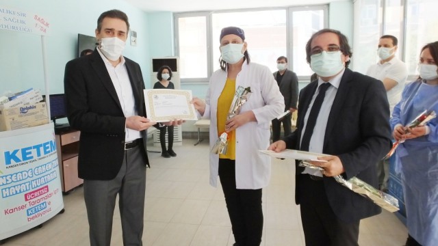 Burhaniyede Kaymakam Memiş hemşirelere teşekkür belgesi ve gül verdi