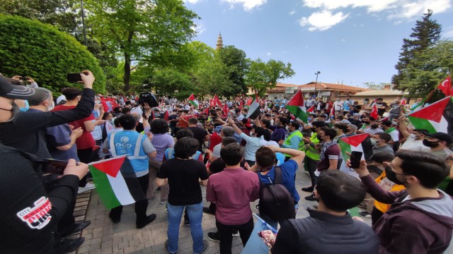 Bursada Cuma namazı çıkışı İsrail protesto edildi