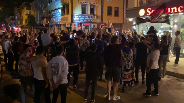 Bursada kısıtlamaya rağmen şampiyonluk kutlaması