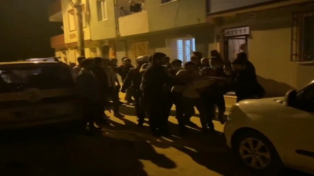 Bursada sıcak dakikalar...Kısıtlamaya uymayan şahıslar kendilerini uyaran polise saldırdı: 3 gözaltı