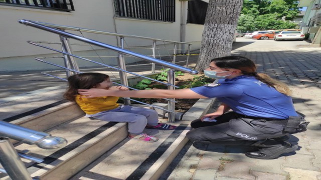 Bursada sokakta kaybolan 4 yaşındaki Elif ailesine teslim edildi