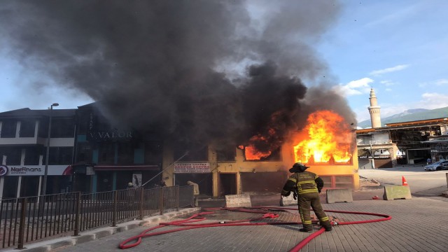 Bursada tarihi çarşıda korkutan yangın