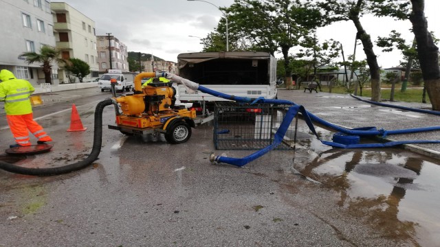 BUSKİden sel bölgesine anında müdahale
