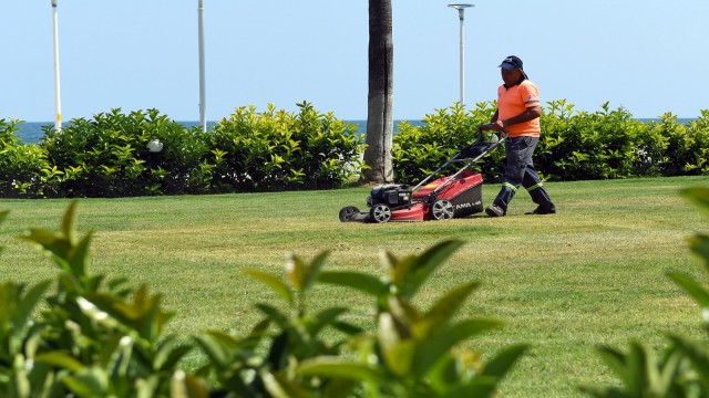 Büyükşehir ekipleri, hafta sonunda Mersini güzelleştirmek için 7/24 çalıştı