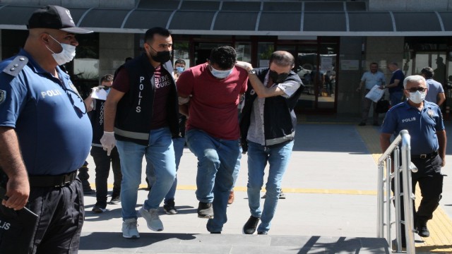 Çaldıkları otomobili parçalayıp hurdaya çıkardılar