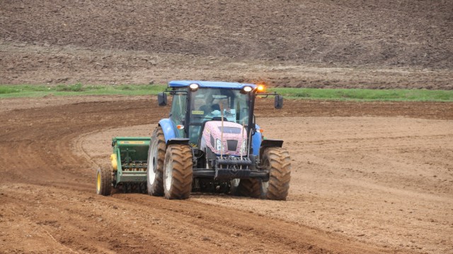 Çaldıran Belediyesinden çiftçilere tohum ve gübre desteği