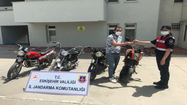 Çalınan 4 motosikleti jandarma bulup sahiplerine teslim etti