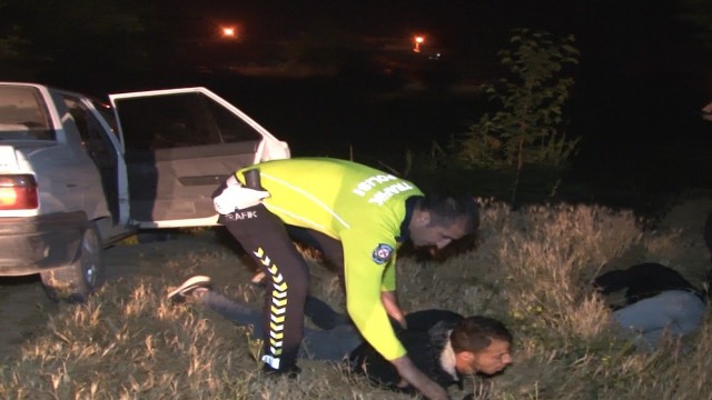 Çalıntı araçla başka şehre gezmeye giden 3 kafadar 88 kilometre sonra yakalandı