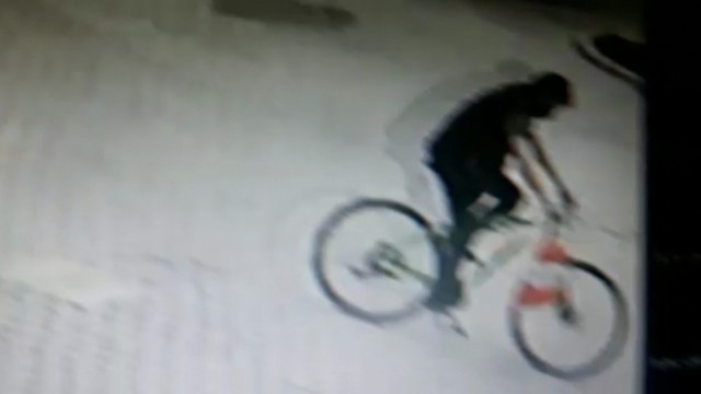 Cami avlusundan bisiklet çalan hırsız kameraya yakalandı