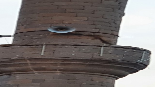 Cami minaresine düşen yıldırım ağır hasara neden oldu