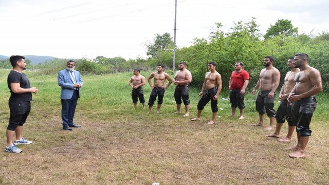 Çan Belediyesi güreş kulübü sporcuları yola çıkıyor