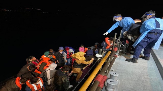 Çanakkale açıklarında 56 düzensiz göçmen kurtarıldı