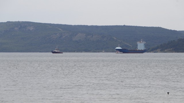 Çanakkale Boğazında arızalanan gemi, römorkörle Karanlık Liman bölgesine çekildi