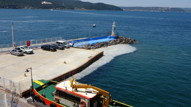Çanakkale Boğazındaki deniz salyaları şiddetli poyrazla birlikte kısmen dağıldı