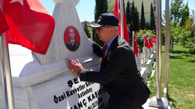 Çanakkalede şehit ailelerinden arife günü şehitlik ziyareti