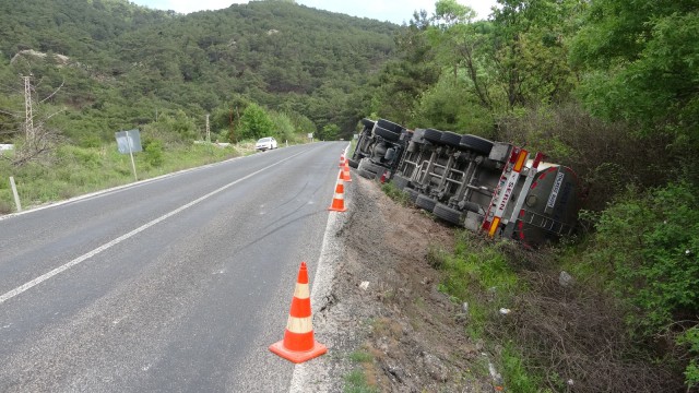 Çanakkalede TIR devrildi: 1 yaralı