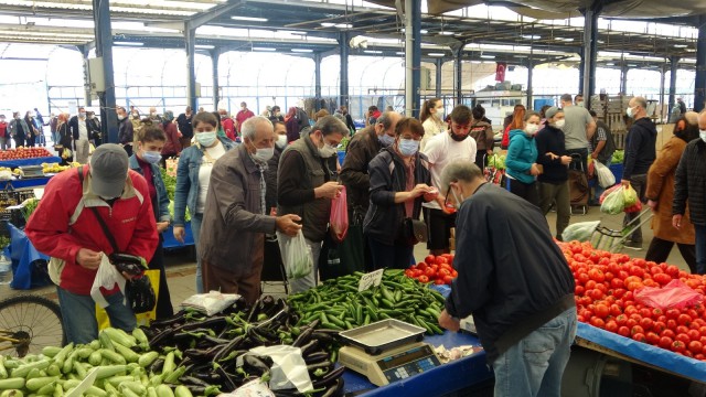 Çanakkalede vatandaşlar pazar yerlerine koştu