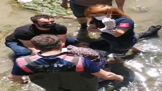 Çatıdan dereye düşen vatandaş ağır yaralandı