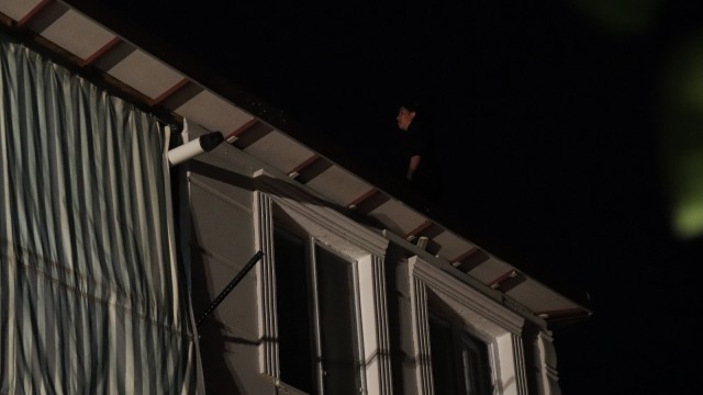 Çatıya çıkan genç kız, korku dolu anlar yaşattı