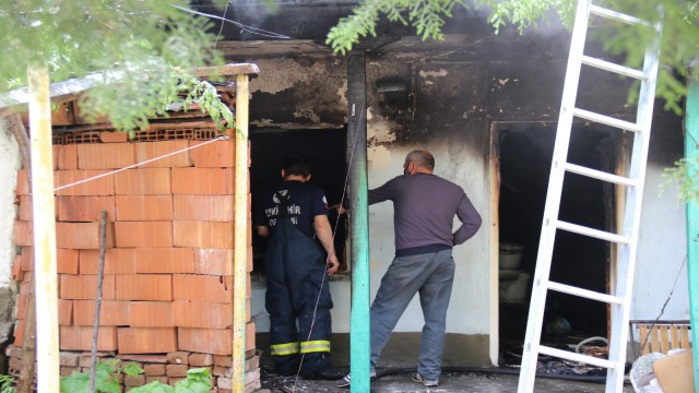 Celil dedeyi alevlerin içinden akrabası kurtardı