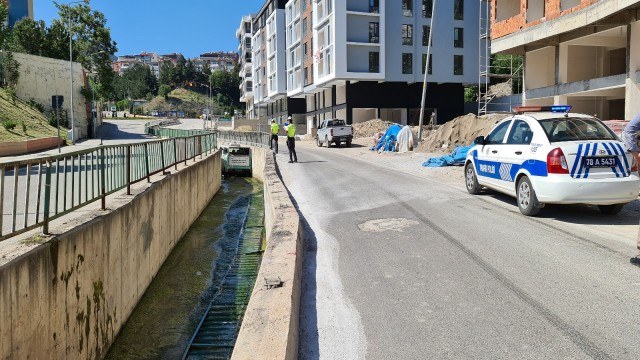 Cenaze aracı su kanalına düştü
