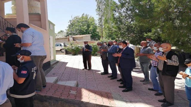 Çiçekdağında köylüler yağmur duasına çıktı