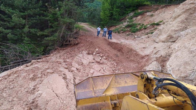 Cidede yaşanan heyelan yolu kapattı