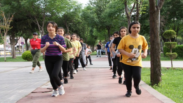 Çocuk parkında şampiyonluğa hazırlanıyorlar