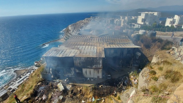 Çocuklar kuru otları tutuşturdu, işçilerin kaldığı 15 konteynır alev alev yandı