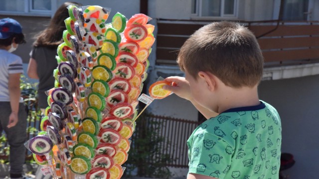 Çocuklara üstü açık otobüsle bayram şekeri sürprizi