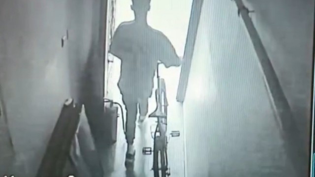 Çocukların kabusu olan bisiklet hırsızı kamerada