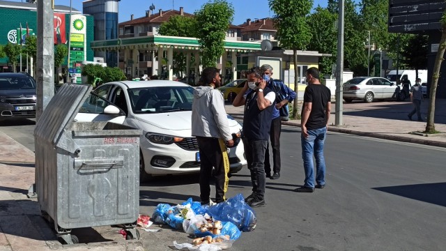 Çöp konteynerinin yanında duygu sömürüsü yapan şahıs zor anlar yaşattı