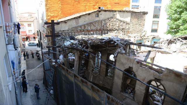 Çorumda tarihi binayı çöp eve çevirdiler