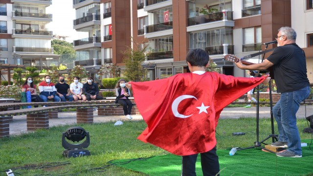 Coşkulu kutlama orkestra ile taçlandı