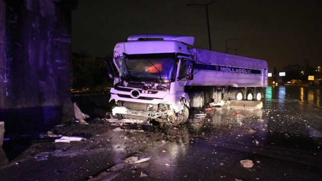 D-100de hafriyat kamyonu beton bariyerlere çarptı: 1 yaralı